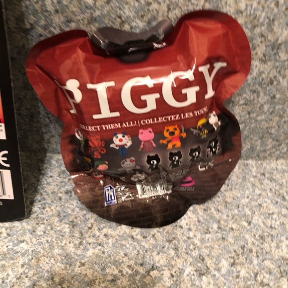 ROBLOX Social Medusa Influencer w/ Selfie Stick Action Fig Set + 2 Piggy figs!! - Picture 4 of 5